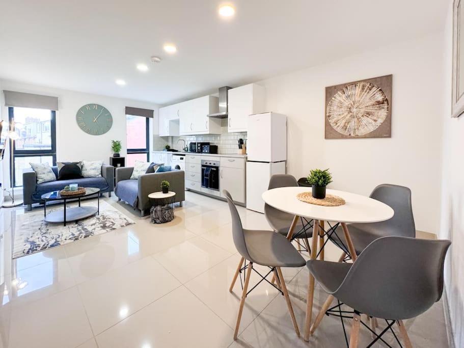 3 Bedroom Apt By Threethreethreesproperty Short Lets & Serviced Accommodation Leeds With Wi-Fi & Parking المظهر الخارجي الصورة