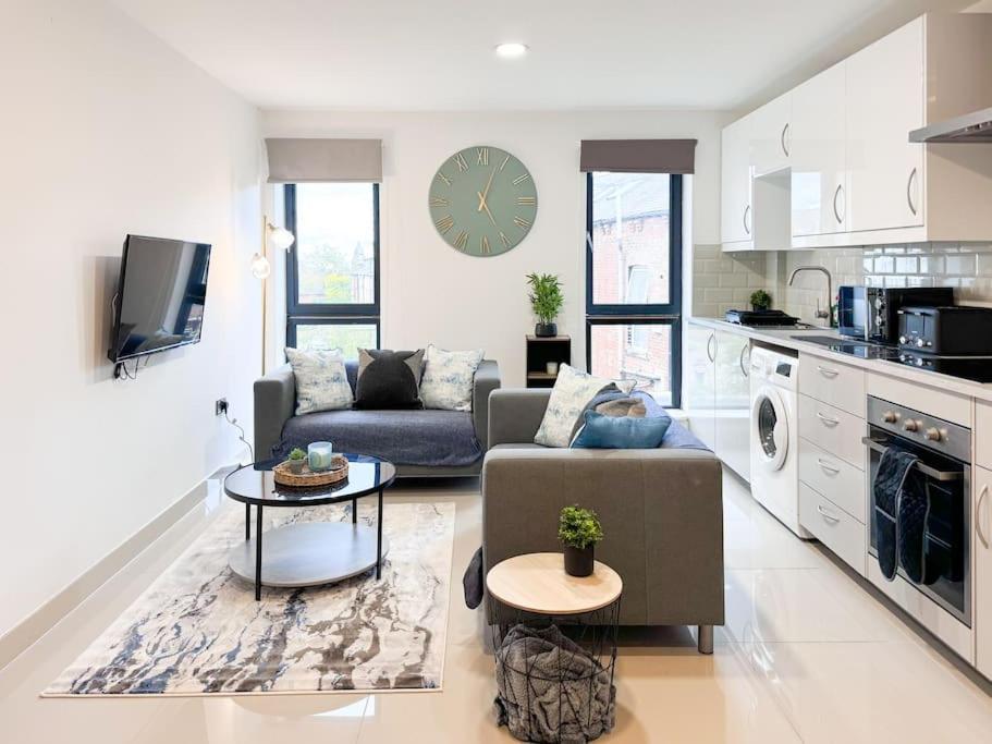 3 Bedroom Apt By Threethreethreesproperty Short Lets & Serviced Accommodation Leeds With Wi-Fi & Parking المظهر الخارجي الصورة