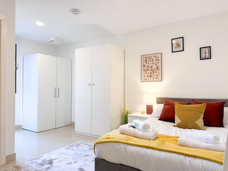3 Bedroom Apt By Threethreethreesproperty Short Lets & Serviced Accommodation Leeds With Wi-Fi & Parking المظهر الخارجي الصورة